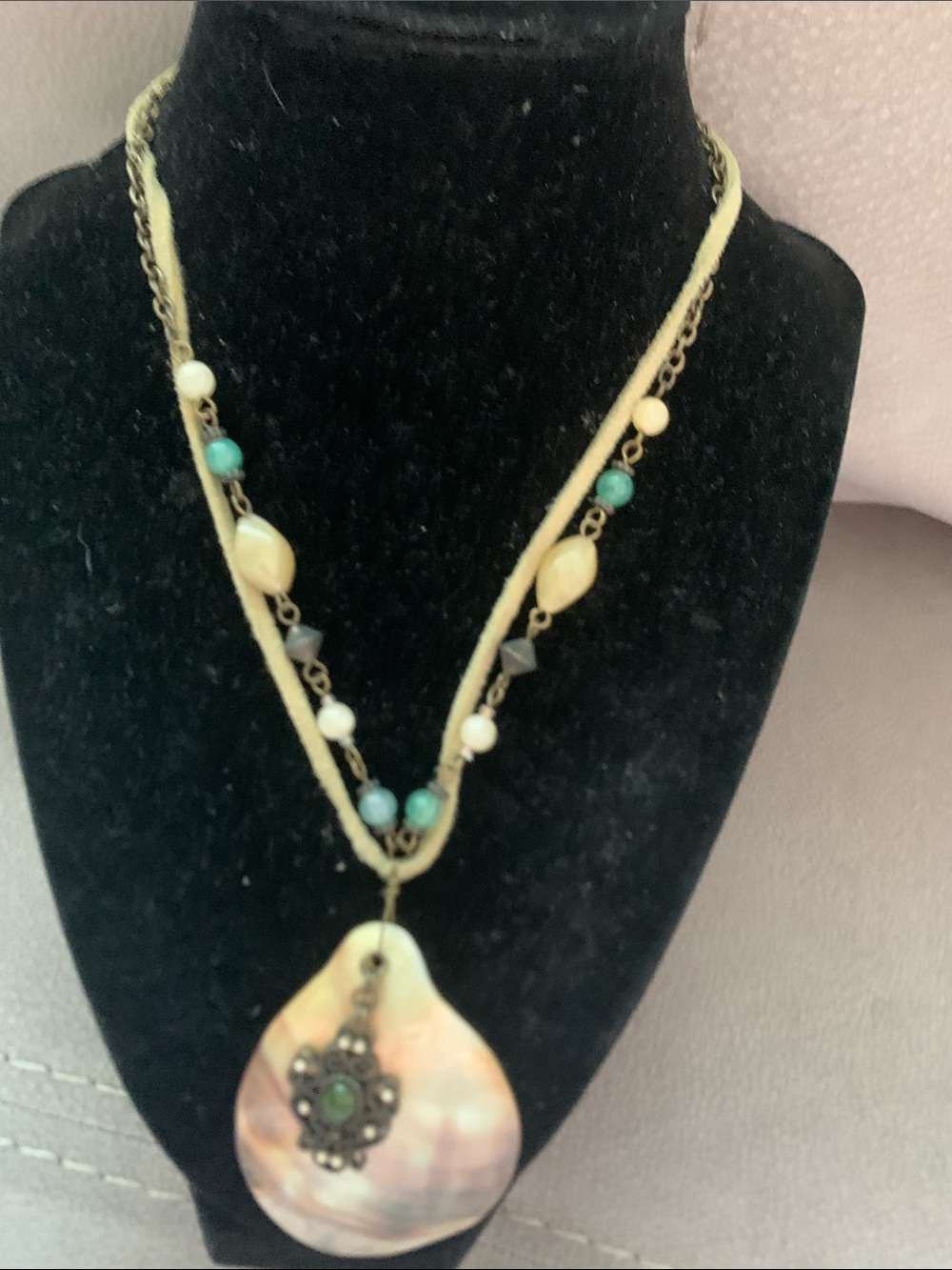 Vintage Shell Pendant Necklace withGlowing Beads